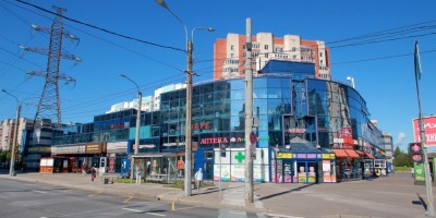 Торговый центр Лидер на углу Гаккелевской улицы и улицы Ильюшина