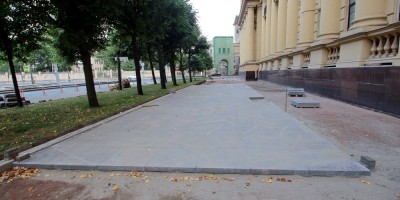 Троицкая площадь Петроградской стороны, реконструкция тротуара, гранит