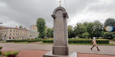 Площадь Тургенева, Покровский сквер, памятный знак на месте церкви