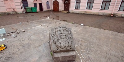 Строгановский дворец на Невском проспекте, 17, двор, маскарон Пана