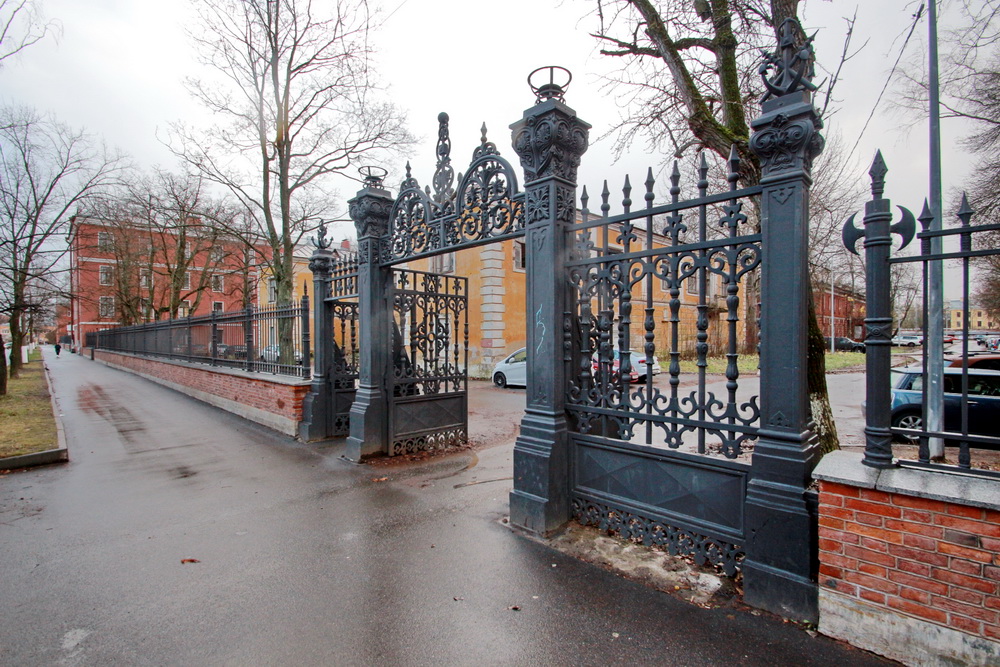 Кронштадт, Флотская улица, ограда служительских флигелей, ворота