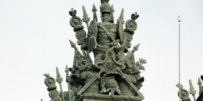 Московские ворота, скульптурная композиция из трофейного оружия