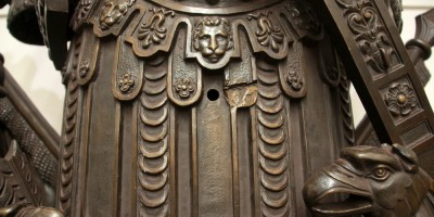 Станция метро Московские ворота, торец подземного зала, скульптурная композиция без луков