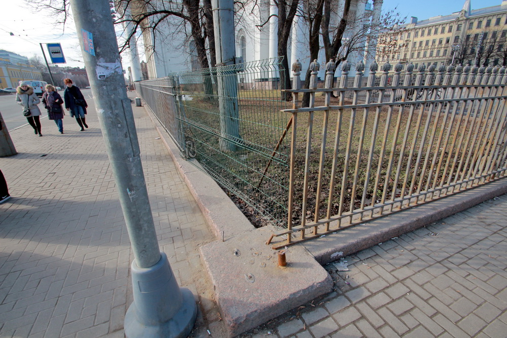 Угол Троицкого и Измайловского проспектов, ограда Троицкого собора после ДТП