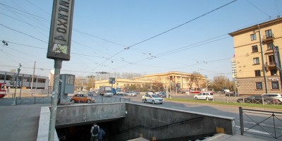Кантемировская улица, угол с Лесным проспектом, спуск в подземный переход