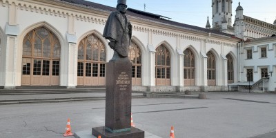 Петергоф, памятник Штиглицу у станции Новый Петергоф