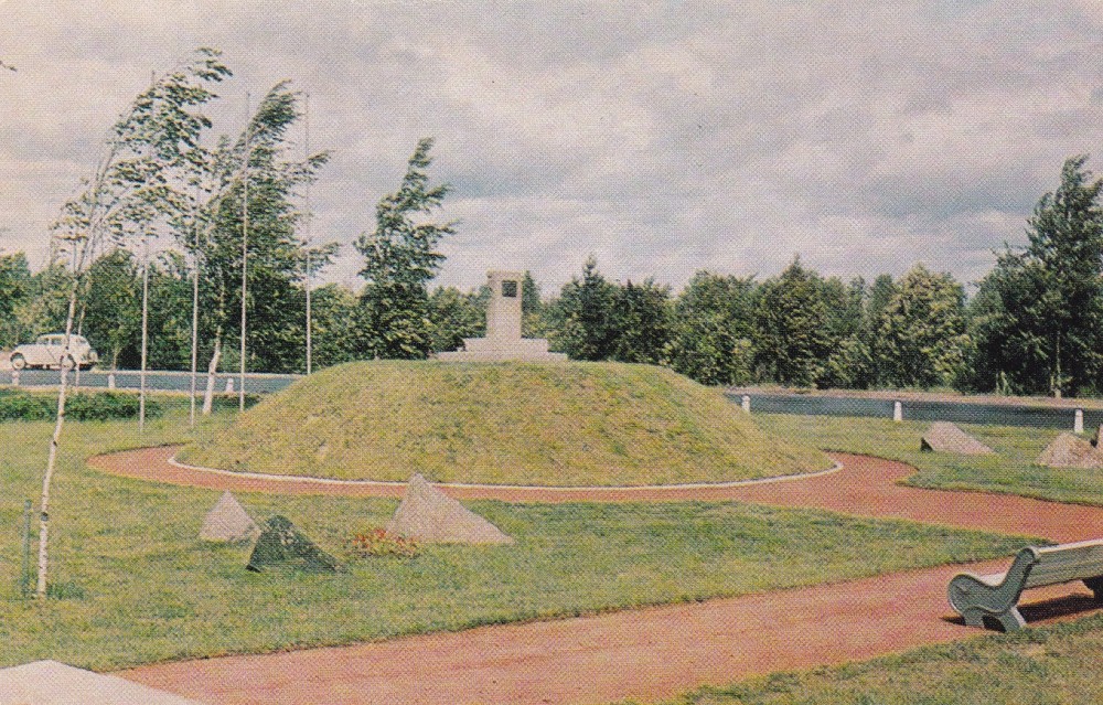 Памятник Белый остров на Приморском шоссе в Сестрорецке