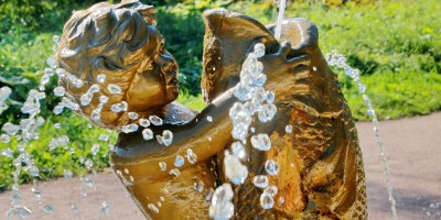 Павловск, фонтан в парке Мариенталь, мальчик с рыбой