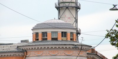 Новгородская улица, дом 5, и дымовая труба ТЭЦ