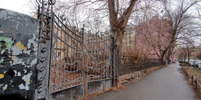 Лахтинская улица, ограда особняка Букналл, ворота