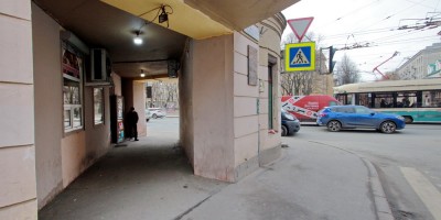 Арка на углу улицы Комиссара Смирнова и Лесного проспекта Арка на углу улицы Комиссара Смирнова и Лесного проспекта