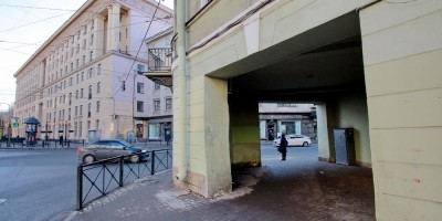 Арка на углу Вознесенского проспекта и Садовой улицы Арка на углу Вознесенского проспекта и Садовой улицы