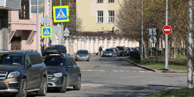 Улица Циолковского у перекрестка с Курляндской улицей