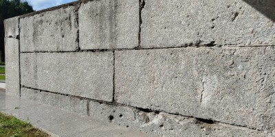 Петергоф, Приморский мемориал, блоки Английского дворца Петергоф, Приморский мемориал, блоки Английского дворца
