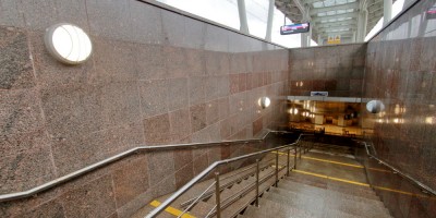 Железнодорожная станция Новая Лахта, спуск в подземный переход Железнодорожная станция Новая Лахта, спуск в подземный переход