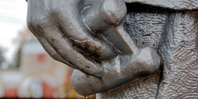 Вырица, памятник Кирову, рука Вырица, памятник Кирову, рука