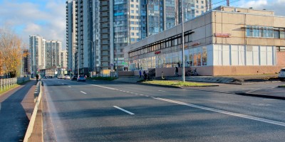 Русановская улица у торгового центра