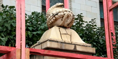 Улица Куйбышева, ограда особняка Бранта, шар со змеями