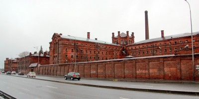 Арсенальная набережная, Кресты