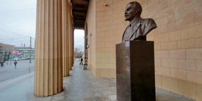 Станция метро Кировский завод, памятник Ленину Станция метро Кировский завод, памятник Ленину
