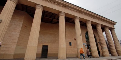 Станция метро Кировский завод, постамент