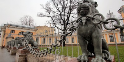 Свердловская набережная, 40, львы, ограда