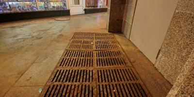 Площадь Труда, подземный пешеходный переход, выход к трамвайной остановке, решетка