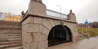 Свердловская набережная, грот на спуске