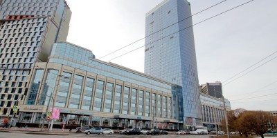 Лидер-тауэр на площади Конституции