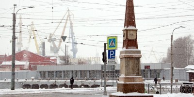 Площадь Репина, верстовой столб