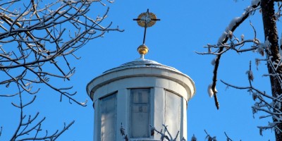 Пушкин, Дворцовая улица, 15, римско-католический храм Иоанна Крестителя, крест