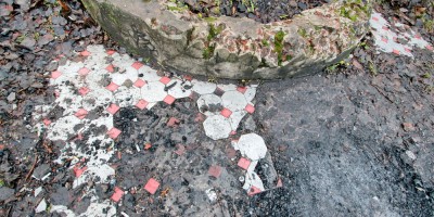 Рыбацкий проспект, фундаменты на берегу, плитка