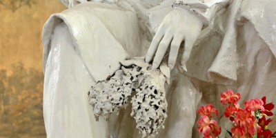 Станция метро Пушкинская, торец, памятник Пушкину, сирень