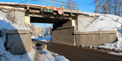 Улица Салова, железнодорожный путепровод