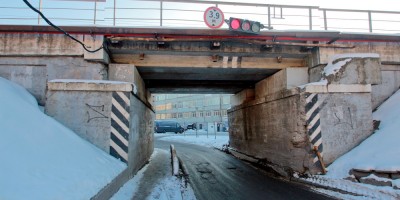 Улица Салова, железнодорожный путепровод