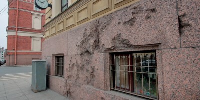 Большая Морская улиц, 67, офицерский корпус Конного полка, выщербины